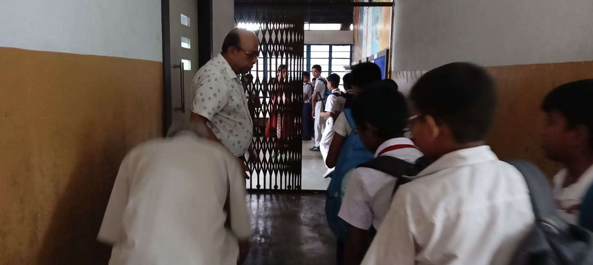 প্রতিযোগিতার জন্য শ্রেণিকক্ষের বাইরে সারিবদ্ধ ছাত্রেরা
